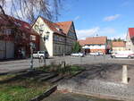 Bruchstedt, Brunnen und Huser in der Strae hinter der Kirche (25.03.2023)