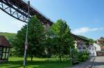 Lengenfeld im Eichsfeld, das den Ort berspannende Eisenbahnviadukt aus den 1870er Jahren und die dazu gehrige Strecke wird heute als Draisinenfahrt fr Touristen genutzt, Mai 2012