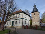 Reichenbach, Brgerhaus und evangelische Dorfkirche in der Schulstrae (12.11.2022)