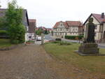 Gumpelstadt, Kriegerdenkmal und Fachwerkhuser in der Hauptstrae (05.06.2022)