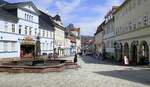 Suhl, Blick von der Kreuzkirche in den Steinweg, Suhls  Einkaufsmeile  und Fugngerzone, April 2024
