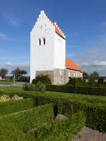 Tommerby, evangelische Kirche, romanische Kirche mit sptgotischem Turm und Waffenhaus (19.09.2020)