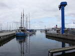 Roskilde, Kran und Boote am Havnevej am Hafen (21.07.2021)