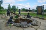 Ivalo, Brunnen an der Brcke ber Ivajoloki, dahinter die neue Pfarrkirche (05.07.2013)