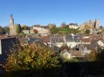 Bourbon-l´Archambault, Tour de Horloge und Burgruine der Herzge von Bourbon (31.10.2015)