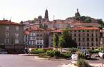 Le Puy-en-Velay mit der Saint Michel Kirche und der Marienstatue auf dem Rocher Corneille.