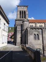 Volvic, Kirche Saint Priest, romanischer Chor mit Kapellenkranz (20.09.2016)