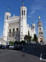 Lyon, die viertrmige Basilika Notre-Dame de Fourvire, daneben der Turm der alten Kapelle mit der goldenen Marienstatue, erbaut von Pierre Bossan, erbaut ab 1872 (23.09.2016)