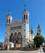 Die viertürmige Basilika Notre-Dame de Fourvière, daneben der Turm der alten Kapelle mit der goldenen Marienstatue.