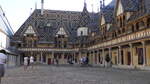 Beaune ist eine von Mauern umgebene Stadt im Zentrum des Weinanbaugebiets Burgund in Frankreich.