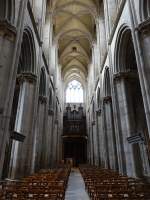 Semur-en-Auxois, Mittelschiff mit Orgelempore der Notre-Dame Kirche (27.10.2015)