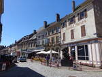 Saulieu, historische Huser und Cafe Parisien in der Rue du Marche (02.07.2022)