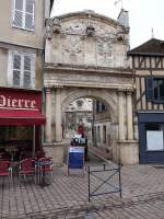 Auxerre, Portal zur Abtei Saint-Pierre in der Rue Joubert (28.10.2015)