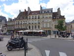 Dijon, Gebude und Cafes an der Rue Vaillant (01.07.2022)