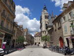 Dijon, Gebude und Westfassade der Notre Dame Kirche am Place Notre Dame (01.07.2022)