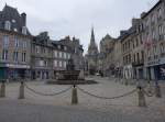 Guingamp, Place du Centre mit Brunnen La Plomee und Notre-Dame-du-Bon-Secours Kirche (14.07.2015)