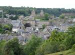 Fougeres, Ausblick auf die Schloanlage vom Place aux Arbres, Wehrmauern mit 13 Trmen, am hchsten Punkt der Anlage befinden sich der Tour Melusine und Tour du Gobelin (12.07.2015)