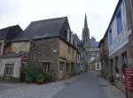 Bazouges-la-Perouse, Huser in der Rue de la Motte mit Kirche (13.07.2015)