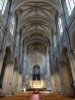 Sainte-Anne d´Auray, Mittelschiff der Wallfahrtsbasilika Sainte-Anne (16.07.2015)