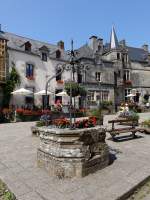 Rochefort-en-Terre, Brunnen am Place Central (16.07.2015)