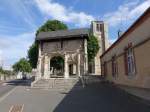 Chteaudun, Portal de l´ancien cimitiere Saint-Jean, im Hintergrund der Kirchturm der St.
