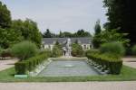 Blick aus dem sich zwischen dem Schloss Cheverny und der Orangerie erstreckenden Ziergarten am 21.07.2009, hier die Orangerie.