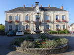 Neuvy, Brunnen vor dem Hotel-de-Ville, Loir-et-Cher (21.09.2016)