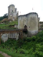 Lavardin,  Ruine der Burg Lavardin, Hauptsttzpunkt der Herren von Vendme, mit Resten des Wohntraktes und seiner Nebengebude sowie des 26 Meter hohen Bergfrieds (10.07.2017)