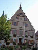 Dambach, das Rathaus der 2000 Einwohner zhlenden Stadt aus dem 16.Jahrhundert, die Stadtrechte stammen aus dem 11.Jahrhundert, Okt.2012