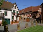 Neuwiller-les-Saverne, Huser am Place de Eglise (03.10.2014)