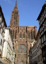 Straburg, Westfassade der Liebfrauenmnster, erbaut von 1176 bis 1439 aus rosa Vogesensandstein, 142 Meter hoher Nordturm (03.10.2014)