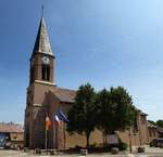 Artolsheim, Blick auf die Kirche St.Mauritius, direkt an der Hauptstrae Juni 2016