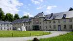 Wesserling im Thurtal in den Sdvogesen, das Schlo von der Hofseite, beherbergt ein Textilmuseum, Mai 2025 