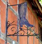 Ungersheim, ECO-Museum, historisches Zunftschild einer Schusterwerkstatt aus dem Elsa, Mai 2025