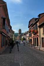 Kaysersberg im Elsa, Blick durch die Hauptstae zur Kirche, Aug.2011