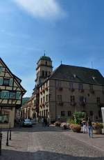 Kaysersberg, Blick zum Rathaus, dahinter die Heilig-Kreuz-Kirche, Aug.2011 