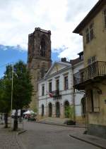 Rufach (Rouffach), Blick zum Rathaus und zur Kirche Maria Himmelfahrt, Juni 2013