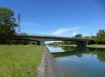 bei Mlhausen(Mulhouse)im sdlichen Elsa berquert die Autobahn A35 auf dieser Brcke den Rhein-Rhone-Kanal, Mai 2014