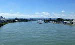 Hningen (Huningue), Blick von der Palmrainbrcke ber den Rhein fluaufwrts Richtung Basel, mit vielen Industrieanlagen auf der deutschen Seite(links) und auf der franzsischen Seite(rechts), am