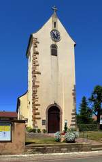 Baltzenheim, Blick auf den romanischen Turm mit dem Haupteingang der Kirche St.Michael, Juni 2017