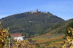 Teleblick vom Weinort St.Pilt (St.Hippolite) im Elsa zur 757m hoch gelegenen Hohknigsburg,  ein Geschenk der Stadt Schlettstadt (Selestat) an den Deutschen Kaiser Wilhelm II.,  1901-08 im