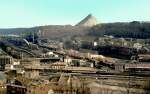 Frankreich, Lothringen, Meurthe-et-Moselle, Longwy-Bas, der Bahnhof, die Hochfen von Senelle, die kegelfrmige Schlackenhalde, vom Belvdre zwischen Longwy-Bas und Longwy-Haut aus fotografiert.