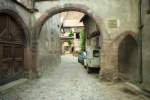 RIQUEWIHR (Dpartement du Haut-Rhin), September 1980, eine Gasse in einem der - aufgrund seines unversehrt erhaltenen Stadtbildes aus dem 16.