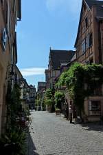 Reichenweier im Elsa, Blick in eine Seitengasse mit viel Fachwerk, Grn und Blumen, Aug.2011