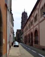 Schlettstadt (Selestat), Blick entlang der Humanistischen Bibliothek (rechts), dahinter die Pfarrkirche St.Georg, Juni 2014