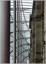 - Straburg, die Stadt der architektonischen Gegenstze - Die Glaskuppel schmiegt sich an das im Neorenaissance Stil, aus Buntsandstein aus den Vogesen gebaute Empfangsgebude des Bahnhofs von