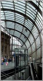 - Straburg, die Stadt der architektonischen Gegenstze - Im Vergleich zur riesigen Glaskuppel sieht das 128 Meter lange Empfangsgebude des Bahnhofs von Straburg fast klein aus.