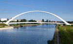 Straburg, die neue Stahlbogenbrcke ber das Bassin Vauban fr die Straenbahnneubaustrecke nach Kehl, Erffnung 2017, Juli 2016