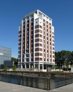 Straburg, der alte Kornspeicher im ehemaligen Metzgertorhafen, heute Bassin d'Austerlitz, wurde 2008 zum Wohnhochhaus umgebaut, Juli 2016