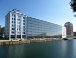 Straburg, Blick ber das ehemalige Hafenbecken Bassin d'Austerlit auf die Mediathek und das Wohnhochhaus dahinter, Juli 2016